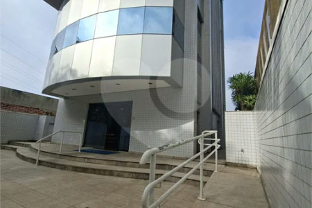 SALA COMERCIAL DE 90 M² COM 12 BAIAS, SALA DE REUNIÃO, AR-CONDICIONADO CENTRAL E 2 VAGAS!