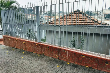 CASA TÉRREA À VENDA NA MOOCA - COM PORTEIRA FECHADA.