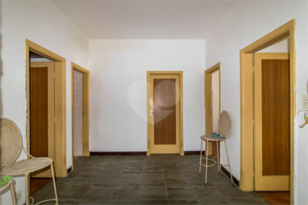 Casa à venda em Moema de 280m² com 4 dormitórios, sendo 1 suíte e 2 vagas de garagem.