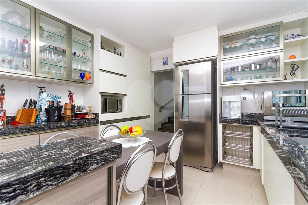 Casa Sobrado à venda com 342 m², 3 dormitórios, sendo 2 suítes, 4 vagas na Vila Mariana - São Paulo.