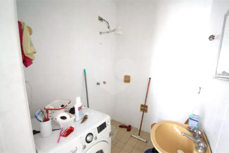 Casa à venda no Campo Belo de 200 metros quadrados, com 3 casas no terreno.