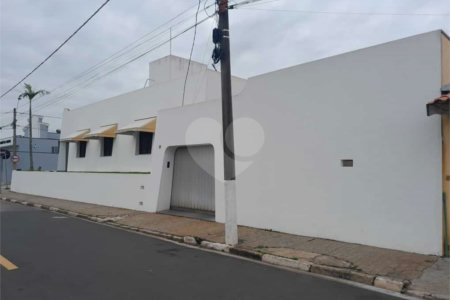 Linda casa para venda / Locação em bairro nobre