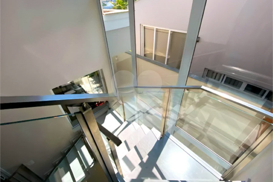 Casa de Alto Padrão em Condomínio com 4 suítes.