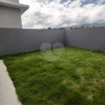 Casa térrea em Atibaia com 3 suítes, sala 2 ambientes, 2 vagas garagem, excelente localização, pronta para morar
