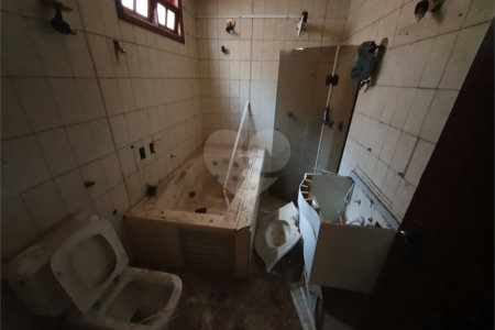 Casa térrea com 5 dormitórios, sendo 2 suítes.