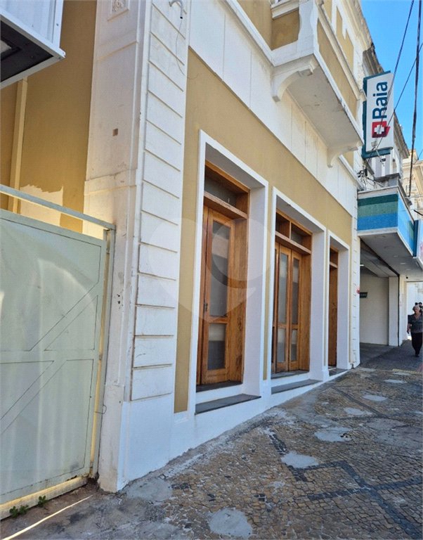 Sobrado á venda localizado no centro.
