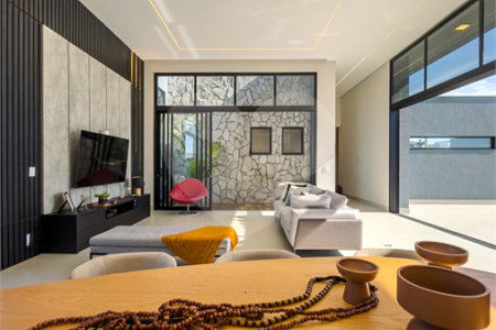 Indaiatuba - Quintas da Terracota - 1252 m² de terreno - casa térrea com 514 m² de área construída -3 vagas de garagem cobertas e 3 descobertas Lavabo - Sala de estar e jantar amplas e integradas - Escritório privativo - Cozinha toda equipada com geladeira, forno, micro-ondas, lava-louças,