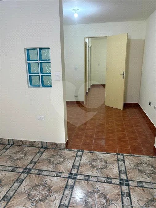 São Paulo - Capital - Bairro Santa Cruz - R4 495.000,00 - Aceita permuta por imóvel na cidade de Indaiatuba- Sp - Sobrado em rua residencial sem saída e com praça particular. O imóvel possui 2 quartos — 1 suíte com dois ambientes e acesso a hall externo. Sala ampla, cozinha com dois ambientes