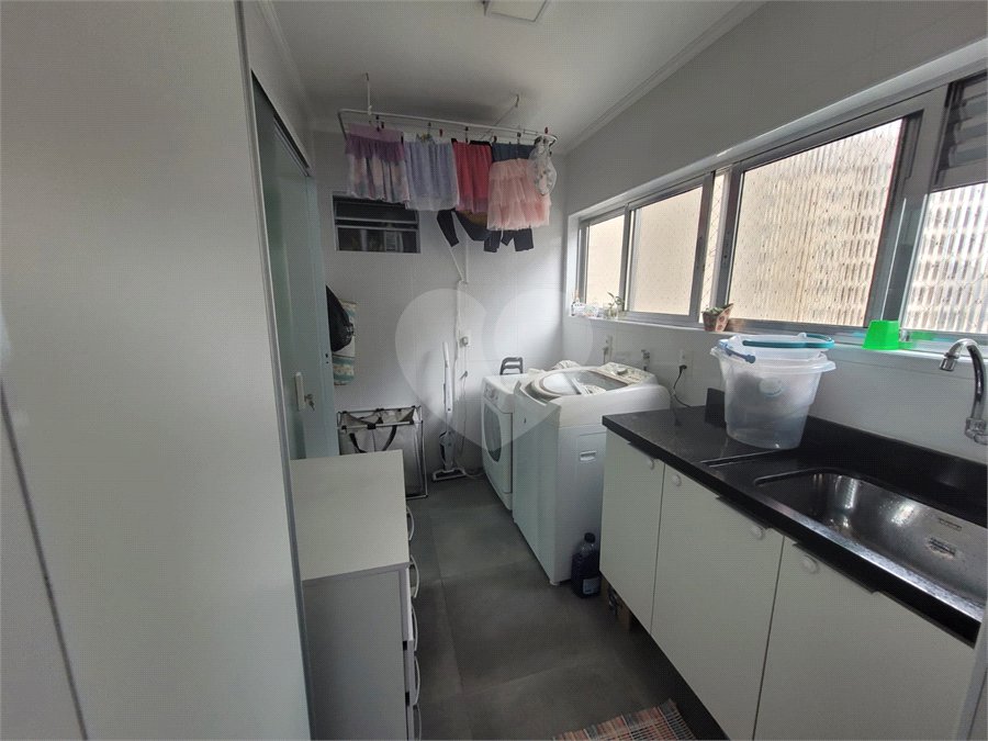 Apartamento de 03 dormitórios totalmente reformado com 02 vagas de Garagem escrituradas e livres.