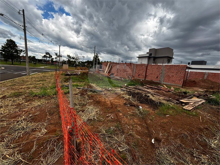 LOTE DE ESQUINA NO CONDOMINIO RESIDENCIAL DAMHA IV
