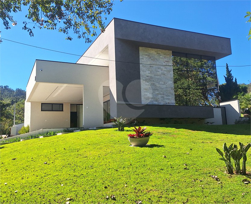 Casa a venda com 04 suítes área gourmet e 6 vagas para autos em condominio fechado Atibaia