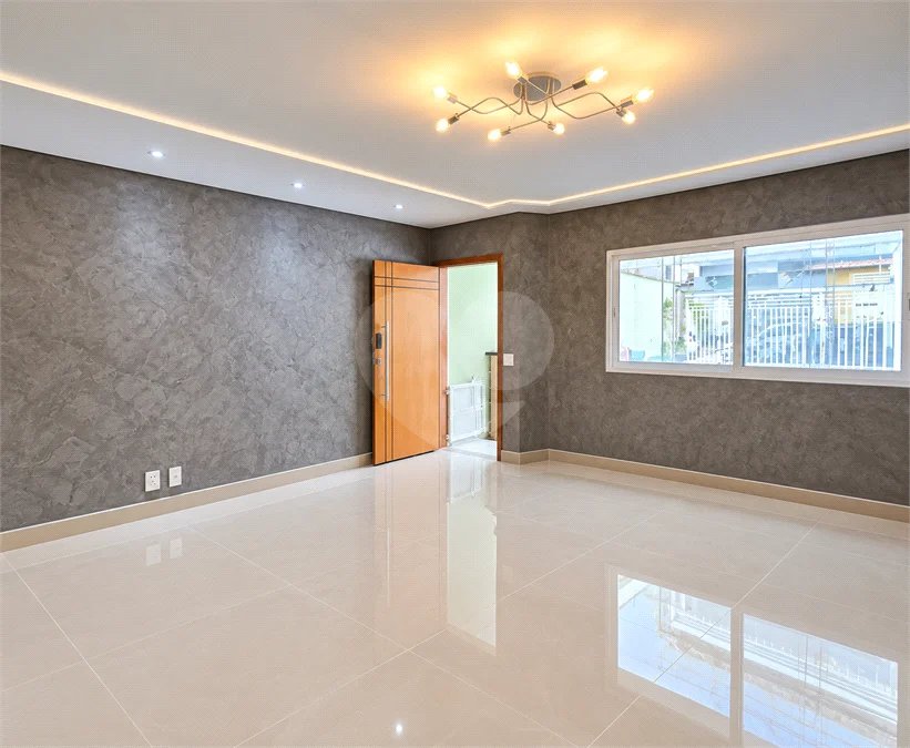 Sobrado geminado com 185 m², 3 suítes, closet, 4 vagas, área gourmet, sótão, energia solar, aquecimento de água e sistema completo de segurança.