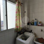 Vende-se apartamento de dois dormitórios no Edifício Marseille, no Centro de Piracicaba;
