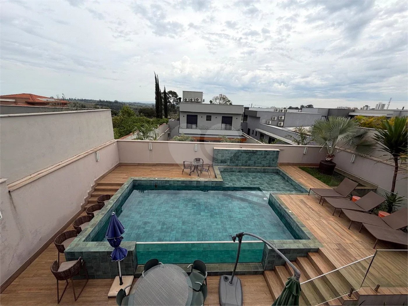 Casa de alto padrão em condomínio exclusivo com 4 suítes