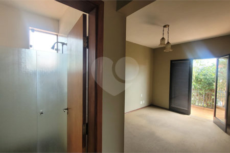 Casa à Venda . Aceita Permuta por Apto. ou Casa ,em Condomínio na Cidade São Paulo ou Bauru.