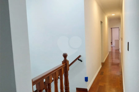 Casa com 324m², 4 dormitórios, sendo 1 suíte, 4 vagas, à venda no Jardim Las Vegas em Santo André.