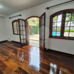Casa com Piscina, Sauna e Edícula em Rua Arborizada no Tremembé