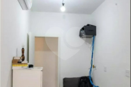 Sua oportunidade única na Vila Gumercindo! Casa espaçosa de 257m² com 4 dormitórios (sendo 2 suítes), 2 vagas de garagem e excelente localização, venda.