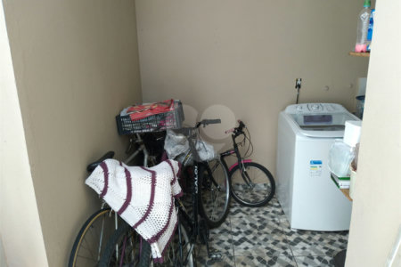 Casa térrea com 2 dormitórios, sendo 1 suíte.