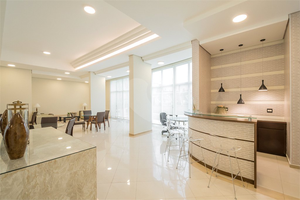 Cobertura de 240m² à venda em Moema - 04 Dorm sendo 02 suítes e 04 vagas.