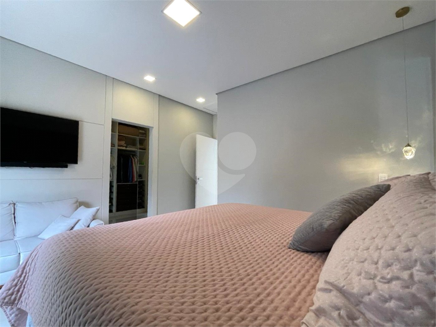 Casa com 4 quartos em condomínio fechado com piscina