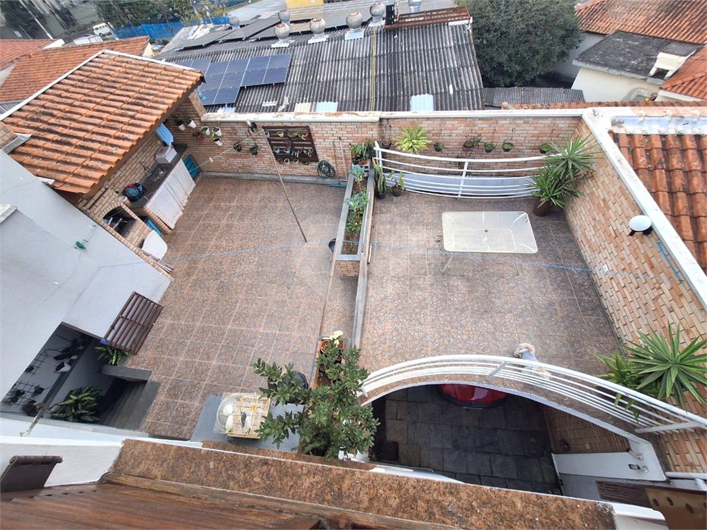 SOBRADO COM 4 QUARTOS, 1 SUÍTE, QUINTAL, CHURRASQUEIRA E VAGAS PARA 5 CARROS NO TREMEMBÉ