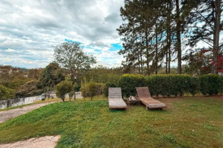 Casa na Granja Viana com 1.600m² de terreno, lareira e amplo espaço para veículos