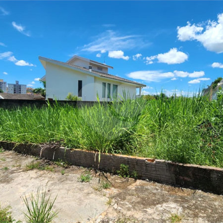 Terreno á venda no Parque Santa Monica