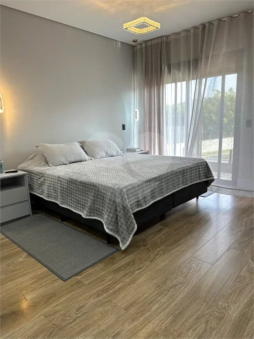 Condomínio London Park – Indaiatuba/SP - Uma casa simplesmente encantadora, em uma das posições mais desejadas do Condomínio London Park, com fundo para a mata, proporcionando privacidade, tranquilidade e uma conexão incrível com a natureza. Terreno: 318,12 m² - Área construída: 265,09 m²