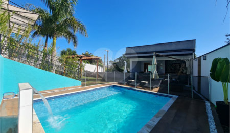 Casa à venda com 4 quartos, sendo 2 suítes,  no condomínio Parque Arco Iris, Atibaia - SP