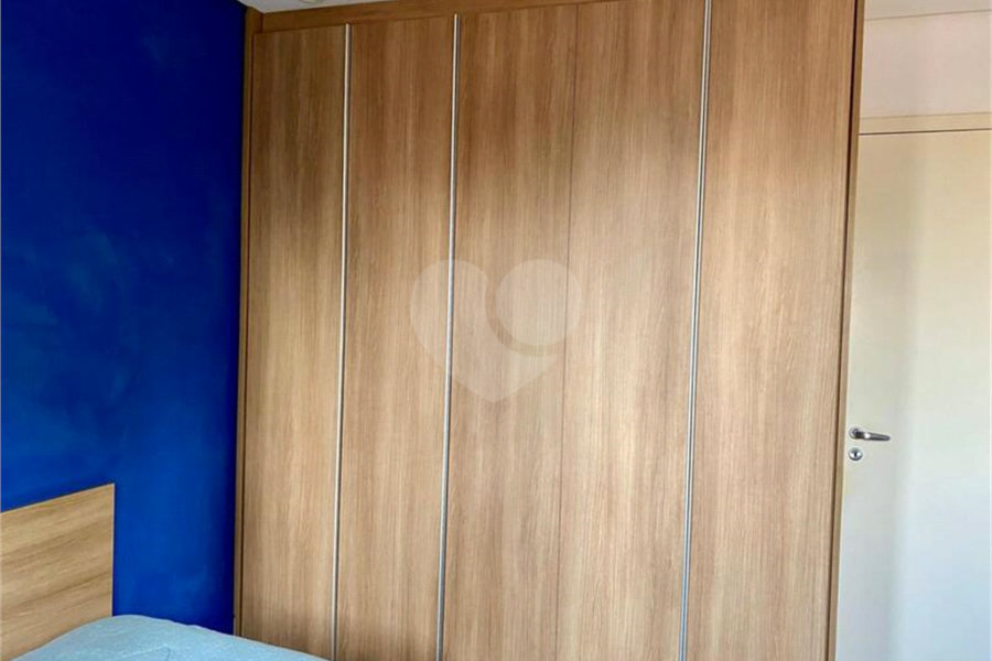 Apartamento de 03 dormitórios sendo 1 suíte e 02 vagas de garagem.