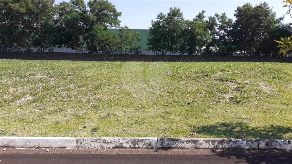 Excelente terreno à venda no condomínio Terras de Piracicaba V - topografia plana - financia