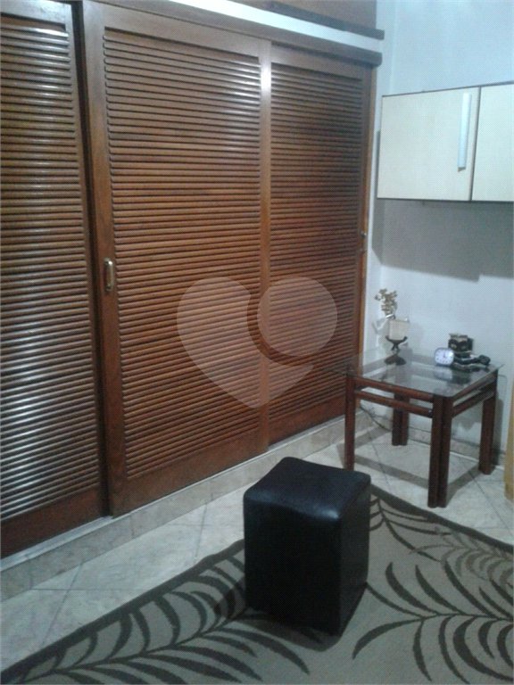 Casa à venda com 250 m², 6 quartos, sendo 1 suíte, 5 banheiros, 2 vagas, próxima à estação de metrô Vila Matilde,
