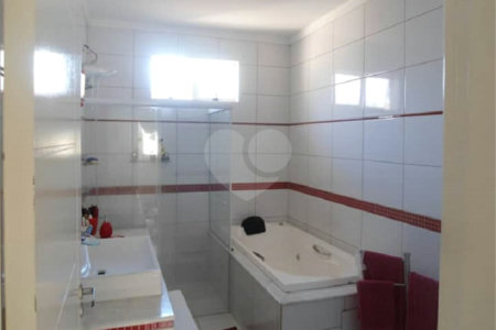 Casa Térrea com dormitórios, sendo 2 suítes.