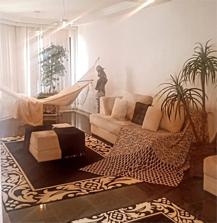 Sobrado de 242 m² com 3 Suítes e 4 Vagas de Garagem no Ipiranga