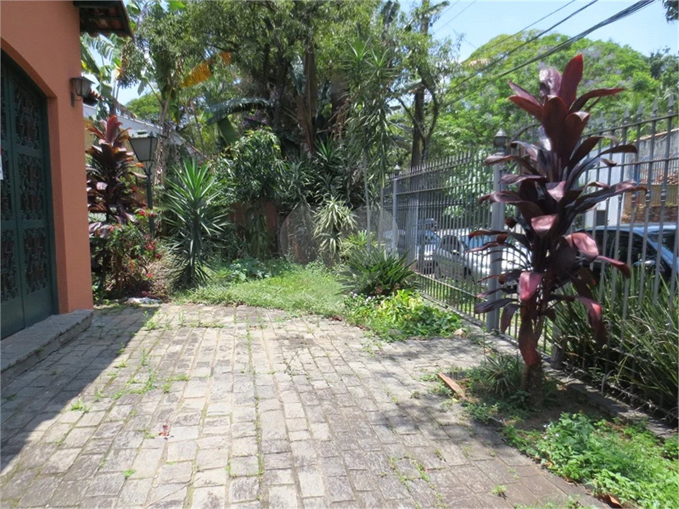 Casa no Pacaembu com ótima distribuição e amplo quintal em terreno em declive