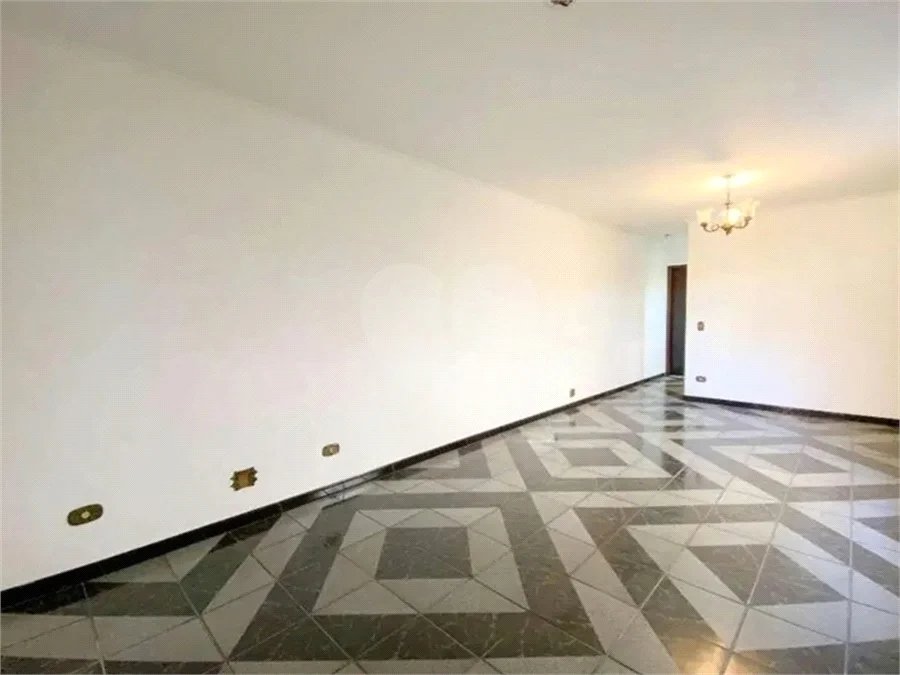 Oportunidade à venda na Vila Ipojuca: Sobrado Espaçoso com 200m²de área construída e 250m2 de terreno - 4 Dormitórios e 5 Vagas de garagem.