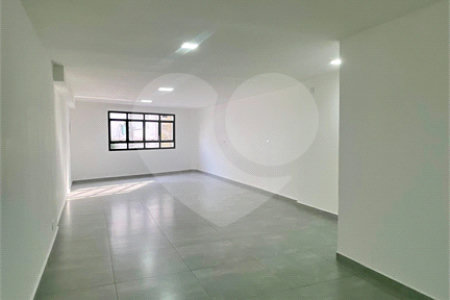Sobrado com 3 andares, 350 m², 6 quartos, 2 suítes e 5 vagas para locação no Jardim Anália Franco!