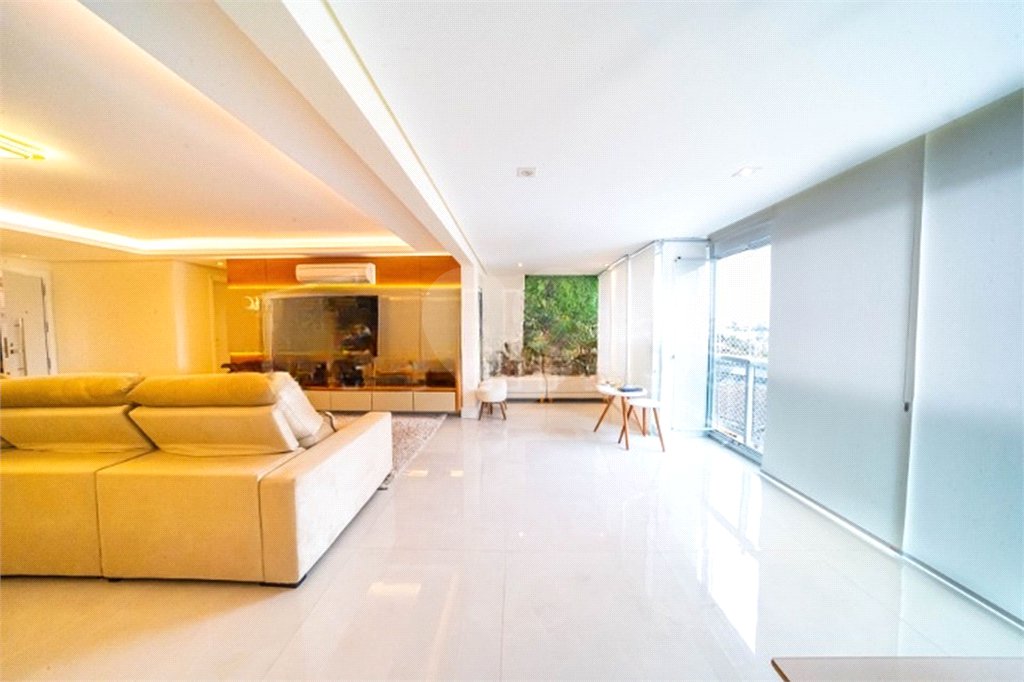 Apartamento na Mooca com 204m² com sacada gourmet com 4 suítes e 4 vagas condominio clube Aceita Permuta
