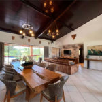 Chácara com excelente infraestrutura, contendo casa com 8 dormitórios, 900 m² de área construída, área total de 3000m², piscina adulto e infantil, churrasqueira, quadra gramada de futebol - Rio Acima - Atibaia/SP 900 m² Área construída 3.000 m² Área do terreno