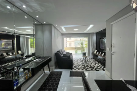 Apartamento reformado com varanda e localização privilegiada no Jardim América