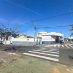 Linda Casa com Comercio ao lado independente.