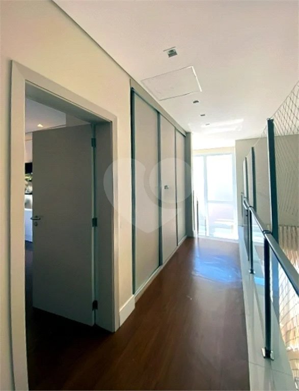 Casa de Alto Padrão em Condomínio com 4 suítes.