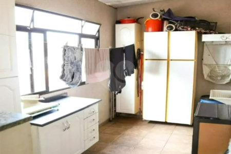 Casa com 120m² , 4 dormitórios , sendo 1 suíte , 3 vagas de garagem , à venda no Jabaquara.