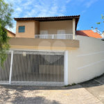 Sobrado com 4 dormitórios, 2 suítes, closet, varandas, escritório, jardim de inverno, espaço gourmet com churrasqueira e fogão a lenha e 3 vagas.