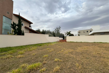 Terreno de 480m2 á venda, no condomínio Damha I, em São Carlos.