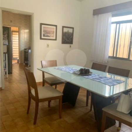Casa térrea com 3 dormitórios, sendo 1 suíte .