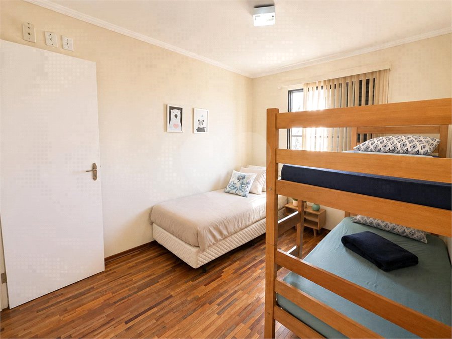 Apartamento á venda no centro com dois dormitórios e sacada.