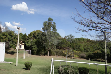 Indaiatuba- Jardins dos Laranjais - Chácara dentro do Vale das Laranjeiras, segundo portão: Jardim dos Laranjais. 3 quartos, 1 banheiro social, 1 sala espaçosa de TV, 1 sala de jantar, cozinha, 1 varanda fechada com portas Blindex. Quiosque, piscina, capela com bancos e altar,