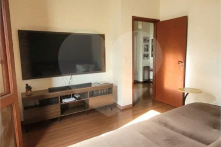 Casa Exclusiva com Pé-Direito Alto e Área Gourmet no Jardim Paraíso